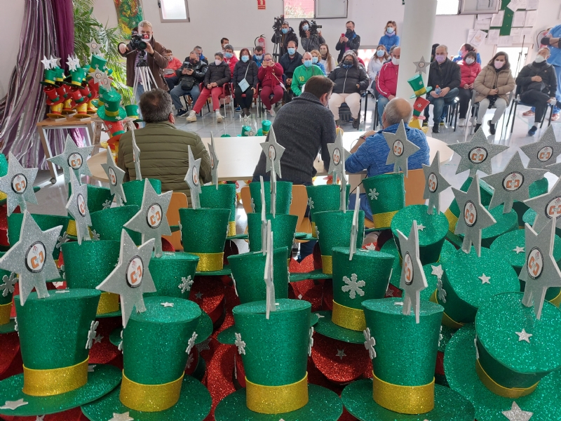 Usuarios de los Centros de Día para la Discapacidad de Totana hacen entrega a la Asociación de Comerciantes de los adornos de Navidad que decorarán de forma uniforme los establecimientos