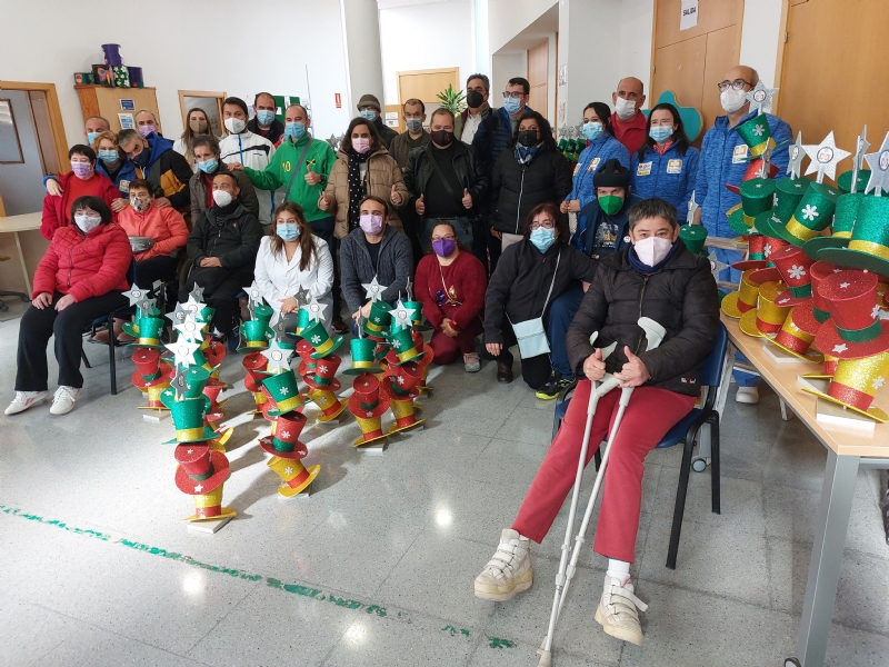 Usuarios de los Centros de Día para la Discapacidad de Totana hacen entrega a la Asociación de Comerciantes de los adornos de Navidad que decorarán de forma uniforme los establecimientos