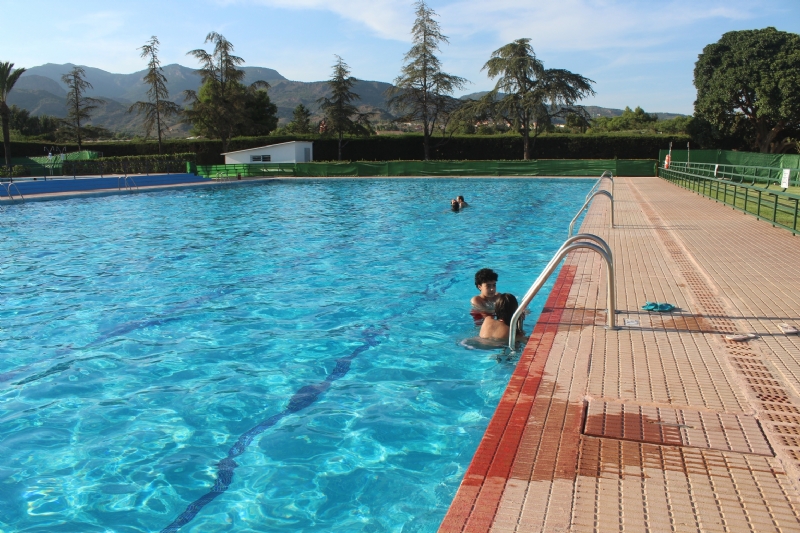 La afluencia de usuarios a las piscinas públicas municipales de Totana bate este verano récord de asistencia   
