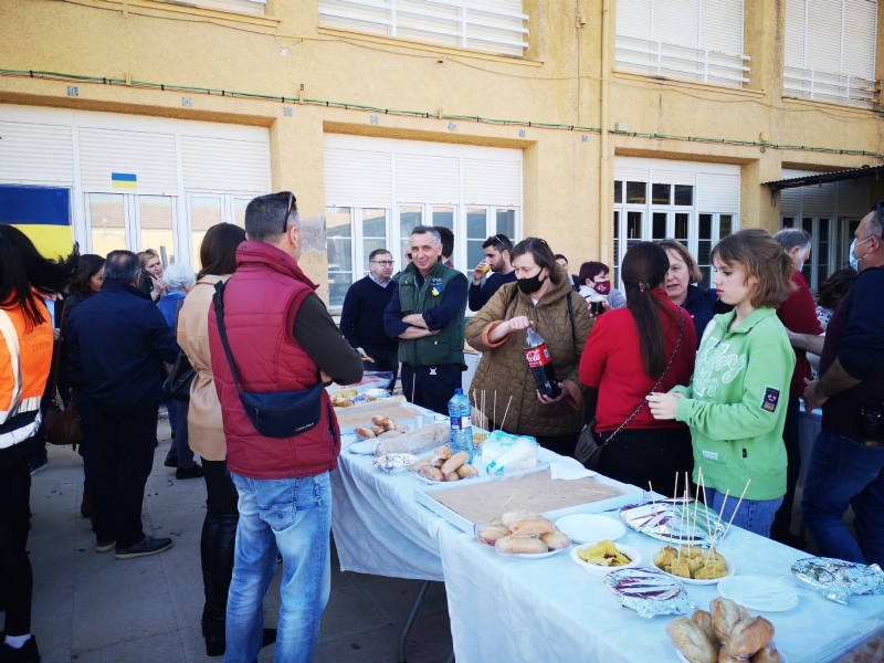 Se organiza una merienda de convivencia para acoger a la comunidad ucraniana en el municipio 