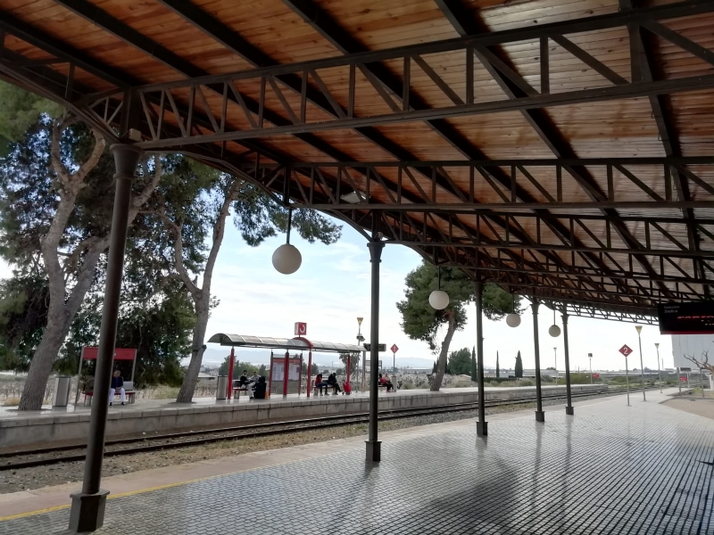 Desde hoy se interrumpe la circulación de trenes entre Murcia y Águilas hasta el 23 de febrero, de forma que los viajeros tendrán que usar el servicio de autobuses alternativos dispuesto 