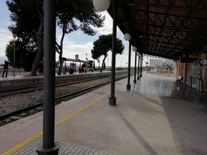 Desde hoy se interrumpe la circulación de trenes entre Murcia y Águilas hasta el 23 de febrero, de forma que los viajeros tendrán que usar el servicio de autobuses alternativos dispuesto 