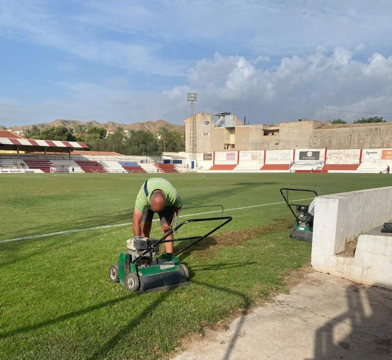 Se realizan trabajos de resiembra en el  estadio municipal "Juan Cayuela" para garantizar su mantenimiento