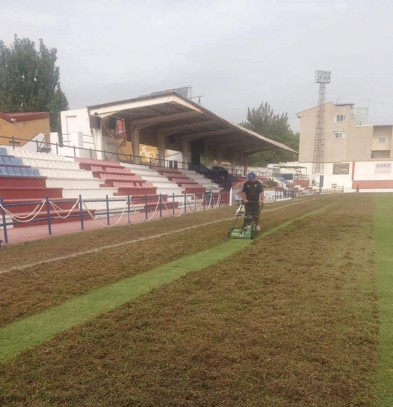 Se realizan trabajos de resiembra en el  estadio municipal "Juan Cayuela" para garantizar su mantenimiento