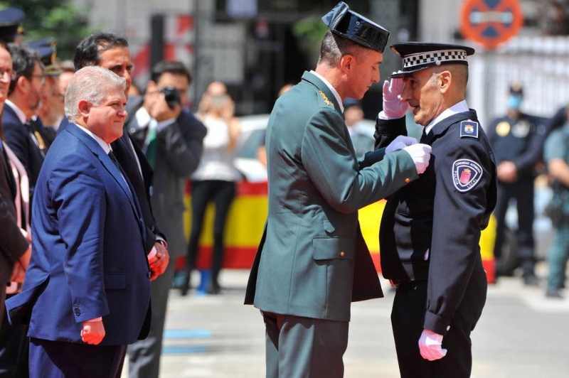 El agente de la Policía Local de Totana, Ángel Espinosa, condecorado por el Ministerio del Interior con la Cruz de Mérito con distintivo blanco
