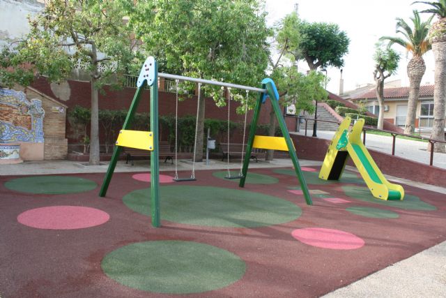 Finalizan las obras de acondicionamiento del área de juegos infantiles del jardín del Centro Sociocultural “La Cárcel”, en la avenida de Lorca
