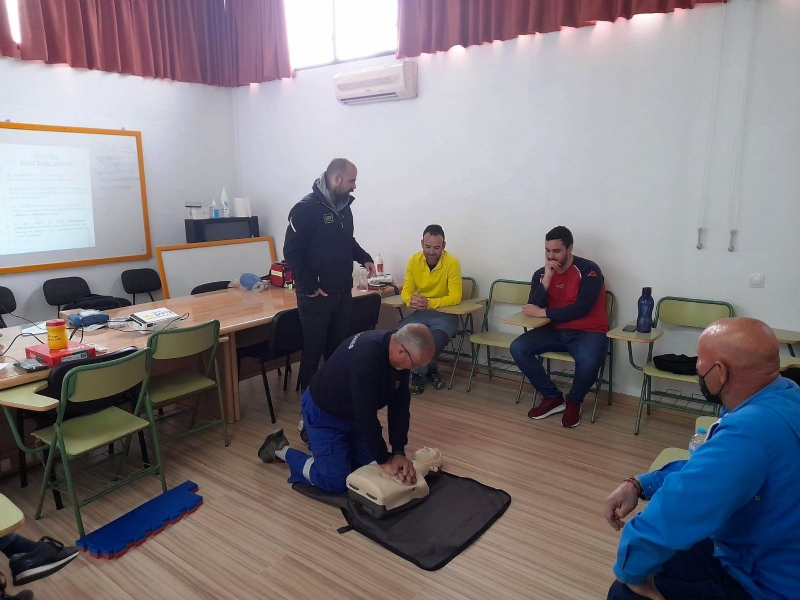 El personal de mantenimiento y técnicos municipales de la Concejalía de Deportes recibe formación en primeros auxilios y manejo de los desfibriladores