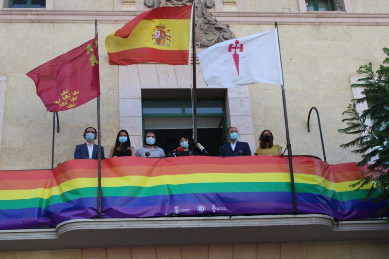 Vídeo. El Ayuntamiento coloca una pancarta conmemorativa con los colores arcoíris en el balcón de la fachada principal por el Día del Orgullo 2020