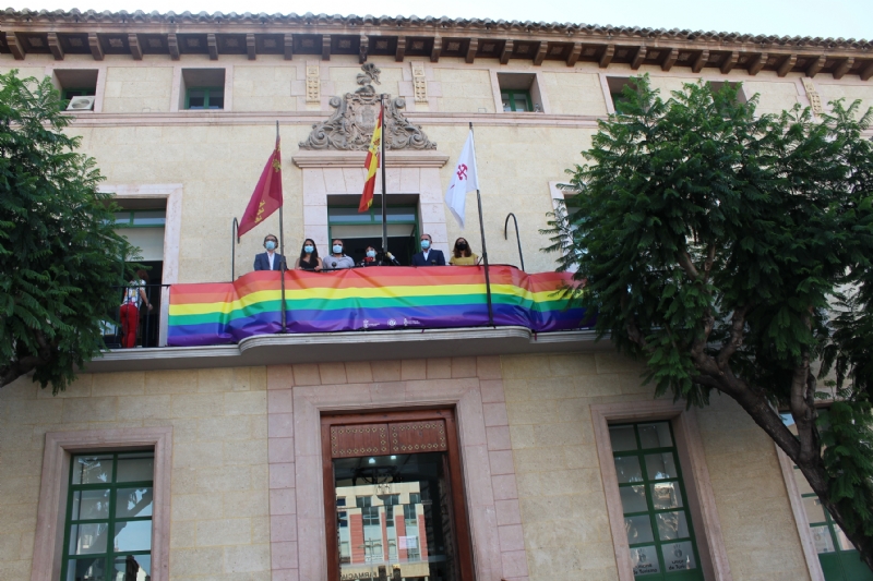Vídeo. El Ayuntamiento coloca una pancarta conmemorativa con los colores arcoíris en el balcón de la fachada principal por el Día del Orgullo 2020