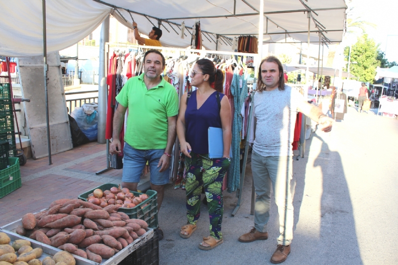 El concejal de Mercado Semanal y Plaza de Abastos inicia una ronda para presentarse a los vendedores ambulantes de este servicio, comenzando con los del sector de alimentación