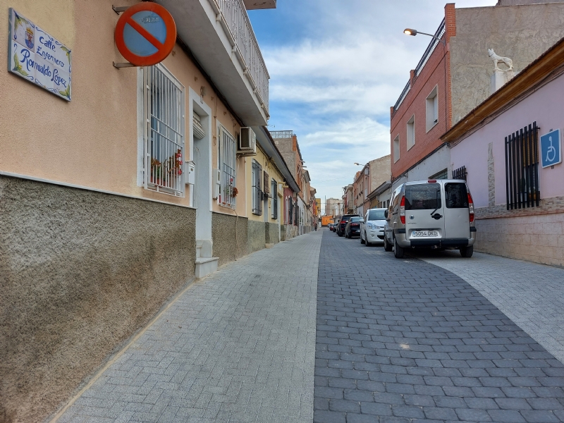 Finalizan las obras de renovación de servicios y adoquinado mediante plataforma única en la calle Romualdo López Cánovas