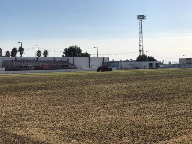 Adjudican el contrato menor para la regeneración del césped natural del estadio municipal "Juan Cayuela"