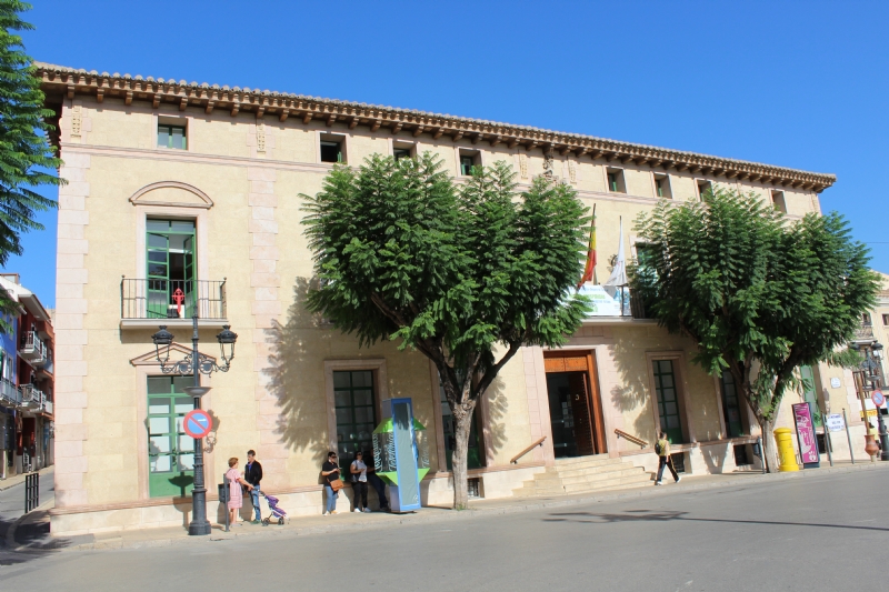 La fachada principal del Ayuntamiento se iluminará de color verde este próximo fin de semana con motivo del Día Nacional de la Artritis