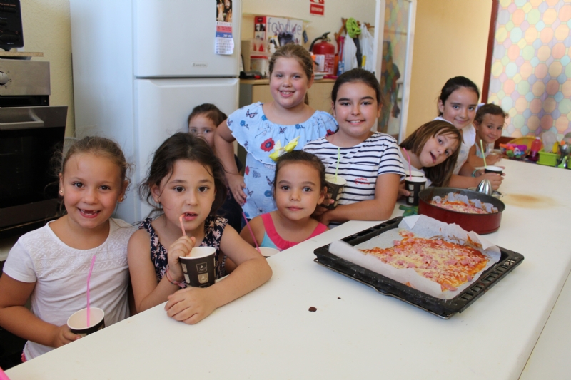 Cerca de una veintena de niños y niñas participan en el Taller de Cocina Creativa y Divertida que se celebra en las cocinas del Centro Sociocultural “La Cárcel”