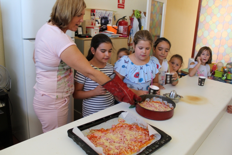 Cerca de una veintena de niños y niñas participan en el Taller de Cocina Creativa y Divertida que se celebra en las cocinas del Centro Sociocultural “La Cárcel”