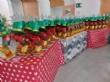 Usuarios de los Centros de Día para la Discapacidad de Totana hacen entrega a la Asociación de Comerciantes de los adornos de Navidad que decorarán de forma uniforme los establecimientos - Foto 1