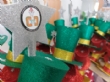 Usuarios de los Centros de Día para la Discapacidad de Totana hacen entrega a la Asociación de Comerciantes de los adornos de Navidad que decorarán de forma uniforme los establecimientos - Foto 2