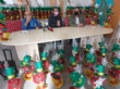 Usuarios de los Centros de Día para la Discapacidad de Totana hacen entrega a la Asociación de Comerciantes de los adornos de Navidad que decorarán de forma uniforme los establecimientos - Foto 3