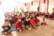 Escolares de Educación Infantil del CC Reina Sofía entregan a la Oficina de Turismo 150 regalos de promoción del municipio que simulan orzas en barro dentro del proyecto pedagógico "Embárrate" - Foto 6