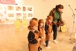 Escolares de Educación Infantil del CC Reina Sofía entregan a la Oficina de Turismo 150 regalos de promoción del municipio que simulan orzas en barro dentro del proyecto pedagógico "Embárrate" - Foto 7