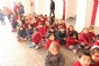 Escolares de Educación Infantil del CC Reina Sofía entregan a la Oficina de Turismo 150 regalos de promoción del municipio que simulan orzas en barro dentro del proyecto pedagógico "Embárrate" - Foto 11