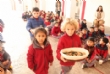 Escolares de Educación Infantil del CC Reina Sofía entregan a la Oficina de Turismo 150 regalos de promoción del municipio que simulan orzas en barro dentro del proyecto pedagógico "Embárrate" - Foto 15