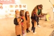 Escolares de Educación Infantil del CC Reina Sofía entregan a la Oficina de Turismo 150 regalos de promoción del municipio que simulan orzas en barro dentro del proyecto pedagógico "Embárrate" - Foto 16