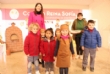 Escolares de Educación Infantil del CC Reina Sofía entregan a la Oficina de Turismo 150 regalos de promoción del municipio que simulan orzas en barro dentro del proyecto pedagógico "Embárrate" - Foto 17
