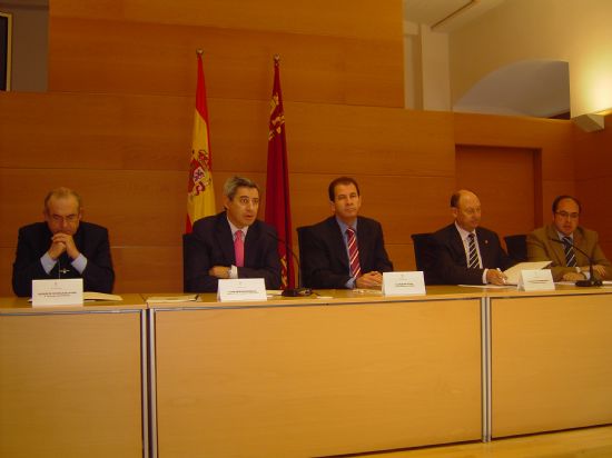 EL ALCALDE Y EL CONSEJERO DE PRESIDENCIA SUSCRIBEN UN CONVENIO PARA CONSTRUIR UN NUEVO CAMPO DE FTBOL DE CSPED ARTIFICIAL