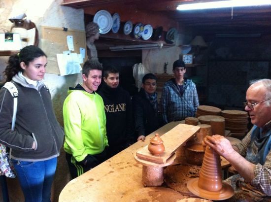 LOS ALUMNOS DEL AULA OCUPACIONAL CONTINÚAN CON SU FORMACIÓN PRELABORAL CON EL DESARROLLO DE VISITAS GUIADAS AL MUNICIPIO CON EL FIN DE CONOCER EL PATRIMONIO ARTÍSTICO-ARTESANO 