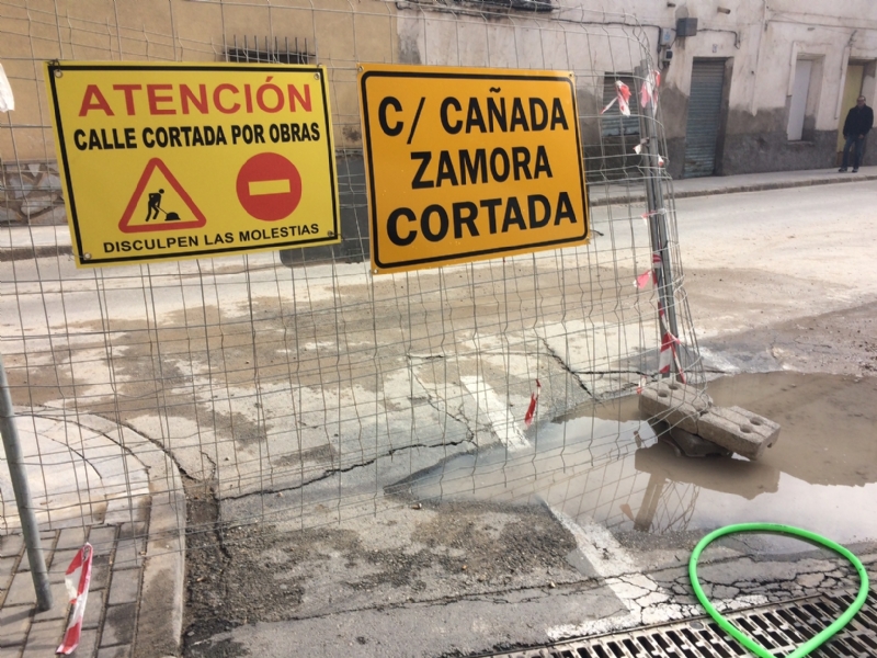 Comienzan las obras de renovacin de la red de abastecimiento y saneamiento en un tramo importante de la Caada Zamora, en su interseccin con la calle Santiago