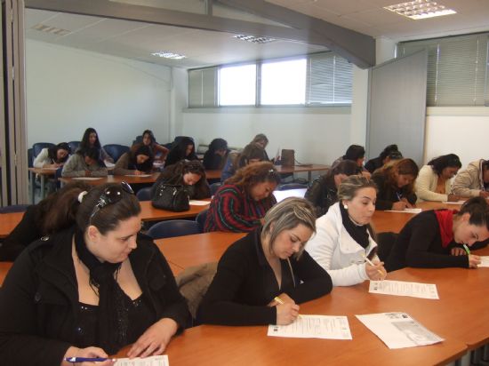 MÁS DE UNA TREINTENA DE PERSONAS SE PRESENTAN A LA PRUEBA DE SELECCIÓN DEL CURSO "AUXILIAR DE CENTROS DE ESTÉTICA Y BELLEZA" QUE PONDRÁ EN MARCHA EN EL CENTRO DE DESARROLLO LOCAL