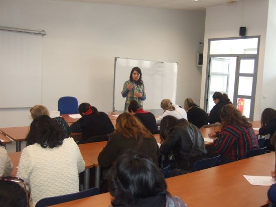 MÁS DE UNA TREINTENA DE PERSONAS SE PRESENTAN A LA PRUEBA DE SELECCIÓN DEL CURSO "AUXILIAR DE CENTROS DE ESTÉTICA Y BELLEZA" QUE PONDRÁ EN MARCHA EN EL CENTRO DE DESARROLLO LOCAL