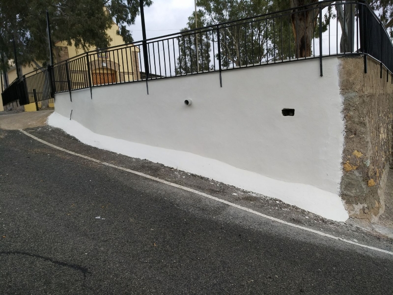 La Concejala de Obras y Servicios ejecuta obras de mejora en el Local Social de La Huerta mediante el enlosado del patio y el arreglo de la techumbre, as como trabajos de pintura