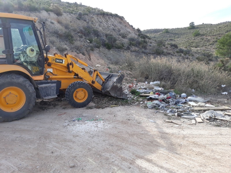 La Concejala de Obras y Servicios a la Ciudad procede a la limpieza de varios vertederos ilegales de residuos repartidos por diferentes espacios de toda la periferia del municipio