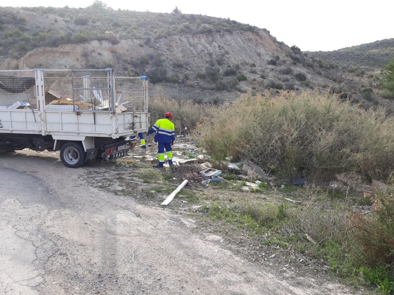 La Concejala de Obras y Servicios a la Ciudad procede a la limpieza de varios vertederos ilegales de residuos repartidos por diferentes espacios de toda la periferia del municipio