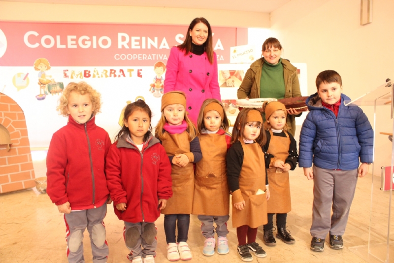 Escolares de Educacin Infantil del CC Reina Sofa entregan a la Oficina de Turismo 150 regalos de promocin del municipio que simulan orzas en barro dentro del proyecto pedaggico Embrrate