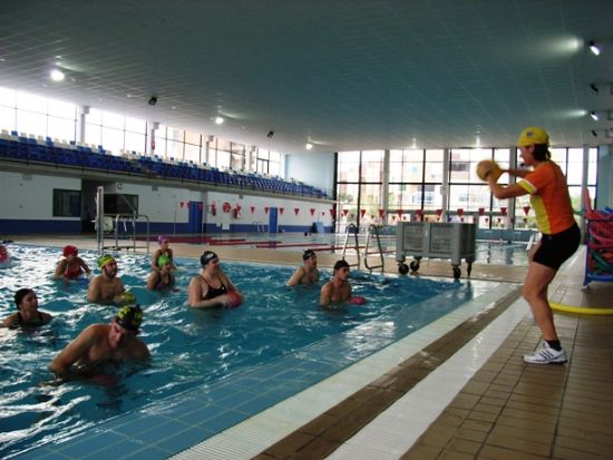 UN TOTAL DE VEINTE PERSONAS PARTICIPA EN LA ACTIVIDAD ACUTICA FORMATIVA SOBRE TALLER DE AQUAGYM, QUE SE CELEBR EN LA PISCINA MUNICIPAL CUBIERTA