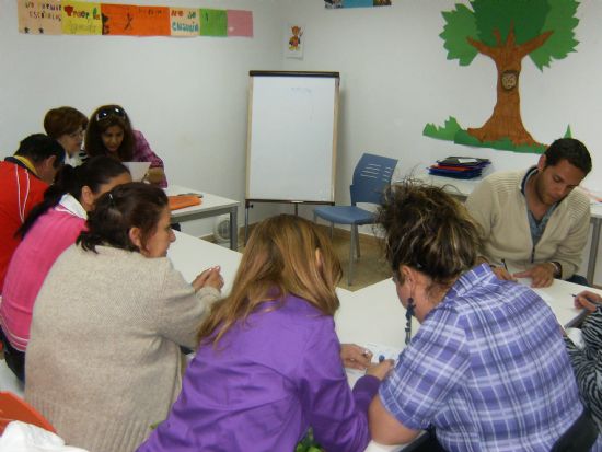 EL CONCEJAL DE BIENESTAR SOCIAL CLAUSURA EL TALLER DE ALFABETIZACIÓN DEL PROYECTO "GELEM" PARA PERSONAS EN SITUACIÓN DE EXCLUSIÓN, QUE HA SIDO DESARROLLADO POR EL COLECTIVO PARA LA PROMOCIÓN SOCIAL "EL CANDIL"