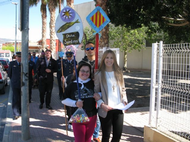 Usuarios de los Centros de Da Princesa Letizia y Jos Moy Trilla viven la fiesta anual de su particular Entierro de la Sardina