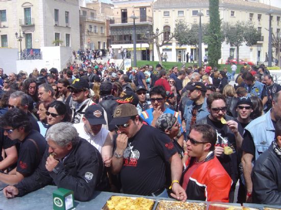 LOS MOTEROS DE LA XIII CONCENTRACIN CUSTOM DE ALHAMA INUNDAN TAMBIN DE RUIDO Y BUEN AMBIENTE LAS CALLES DE TOTANA 