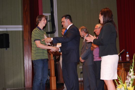 MÁS DE 80 DE ALUMNOS DEL I.E.S. "JUAN DE LA CIERVA" RECIBEN SUS BECAS Y DIPLOMAS EN UNA CEREMONIA DE GRADUACIÓN CELEBRADA EN EL CENTRO SOCIOCULTURAL "LA CÁRCEL" QUE CONTÓ CON LA ASISTENCIA DE AUTORIDADES MUNICIPALES