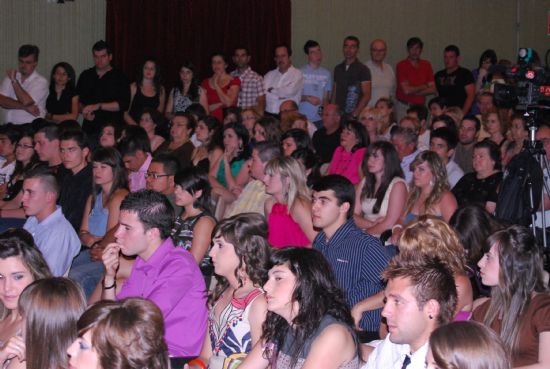 MÁS DE 80 DE ALUMNOS DEL I.E.S. "JUAN DE LA CIERVA" RECIBEN SUS BECAS Y DIPLOMAS EN UNA CEREMONIA DE GRADUACIÓN CELEBRADA EN EL CENTRO SOCIOCULTURAL "LA CÁRCEL" QUE CONTÓ CON LA ASISTENCIA DE AUTORIDADES MUNICIPALES