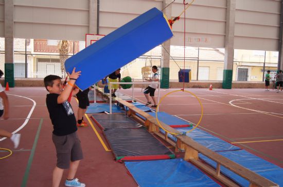 AUTORIDADES MUNICIPALES VISITAN EL COLEGIO SANTA EULALIA COINCIDIENDO CON EL DESARROLLO DE LA SEMANA CULTURAL DEDICADA A LA EDAD MEDIA