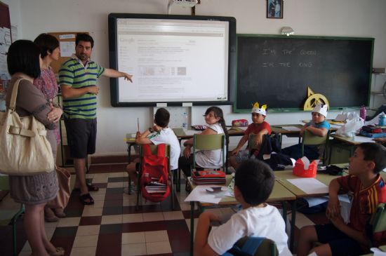 AUTORIDADES MUNICIPALES VISITAN EL COLEGIO SANTA EULALIA COINCIDIENDO CON EL DESARROLLO DE LA SEMANA CULTURAL DEDICADA A LA EDAD MEDIA