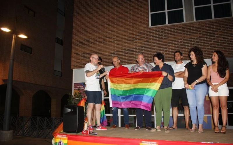 El Colectivo No te Prives hace entrega de la bandera arcoris a la empresa Gins Sola Orgnicos, SL por su apoyo al colectivo con motivo del Da Internacional del Orgullo LGTBI