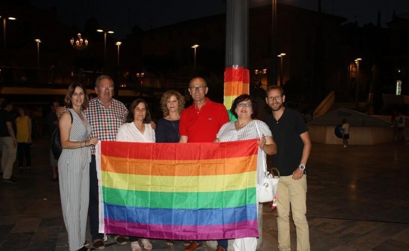 El Colectivo No te Prives hace entrega de la bandera arcoris a la empresa Gins Sola Orgnicos, SL por su apoyo al colectivo con motivo del Da Internacional del Orgullo LGTBI