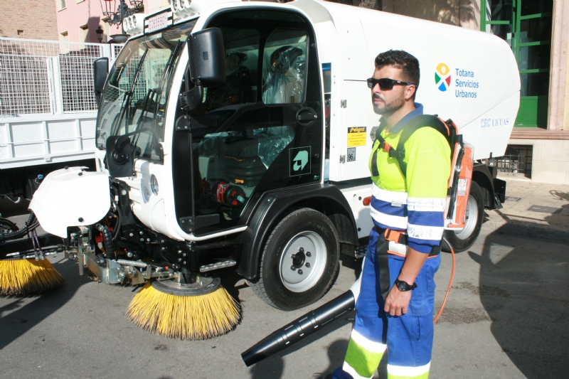 VDEO. Se presenta la nueva maquinaria adquirida por la concesionaria para mejorar la prestacin del servicio de limpieza viaria y recogida de residuos slidos urbanos de Totana