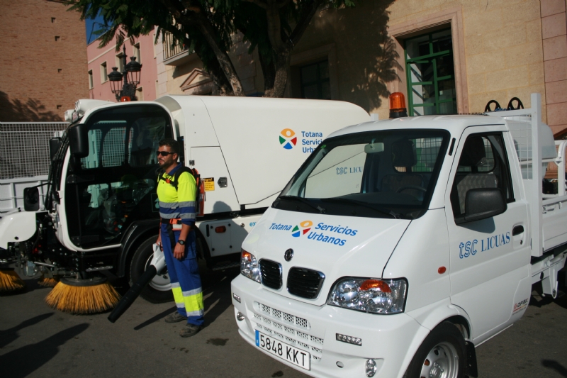 VDEO. Se presenta la nueva maquinaria adquirida por la concesionaria para mejorar la prestacin del servicio de limpieza viaria y recogida de residuos slidos urbanos de Totana