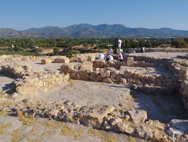 Autoridades locales visitan la IX edicin del Campo de Trabajo Arqueolgico en el yacimiento Las Cabezuelas